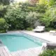 Luxe stadstuin in Den Bosch met zwembad, houten vlonder en weelderige beplanting