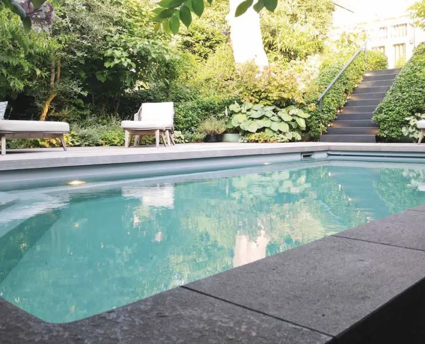 Zwembad met ligbedden in een wellnesstuin in Den Bosch