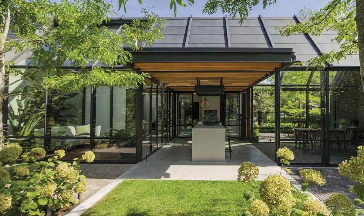 Luxe tuin met overdekte buitenkeuken, bestrating en hortensia's