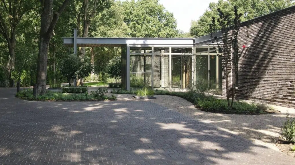Rustige groene binnenplaats bij crematorium Wolfswinkel met bomen en paviljoen